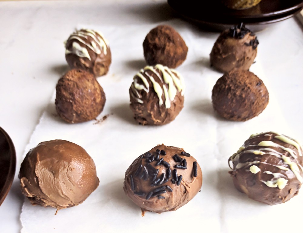 Chocolate coated vanilla cake balls
